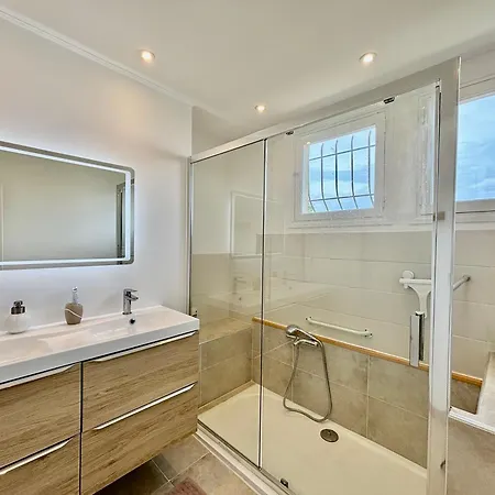 Spacieux Appartement, Grande Terrasse Et Parking Prive ! *